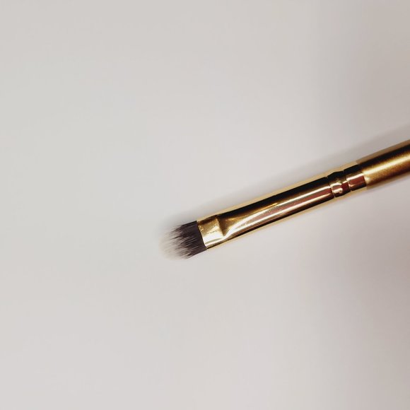 Luxie 211 Concealer Brush ~ New ~ Gold - Picture 1 of 3